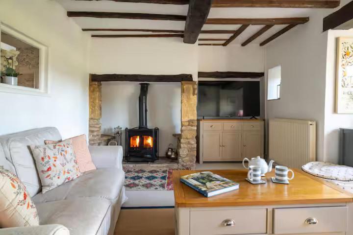 Pass The Keys Delightful 4 Bedroom Cotswold Character Cottage Cheltenham Exterior foto